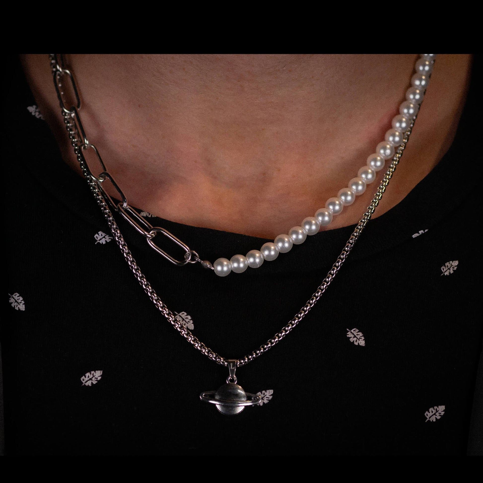 Hybrid Pearl Chain, 6mm breite mit Planet Chain an Hals getragen